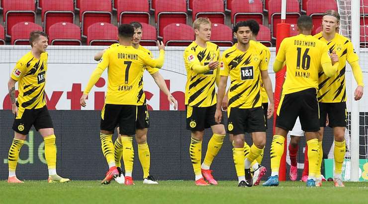 Julian Brandt (Dortmund) đối mặt với thủ môn và ra chân rất nhanh, gọn gàng đưa bóng vào lưới!