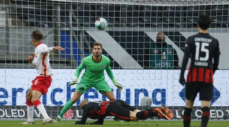 Angelino thực hiện một quả tạt bổng chính xác vào vòng cấm. Yussuf Poulsen (RB Leipzig) đón bóng và dứt điểm với một cú sút nhanh, bóng đi dội mé trong cột dọc bên phải vào lưới. Thủ môn đã không có cơ hội nào để cản phá! Tỉ số đã được thay đổi thành: 1:1.