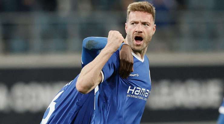 Vào! Matisse Samoise là người kiến tạo còn Laurent Depoitre (Gent) là một sát thủ thật sự. Anh kết thúc đường căng ngang bằng một cú đánh đầu lạnh lùng từ cự ly gần vào góc phải khung thành. Tỉ số là 1:1.