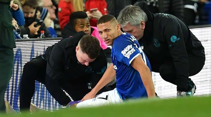Trận đấu đang bị gián đoạn, Richarlison (Everton) bị choáng sau cú va chạm và các nhân viên y tế phải vào sân.