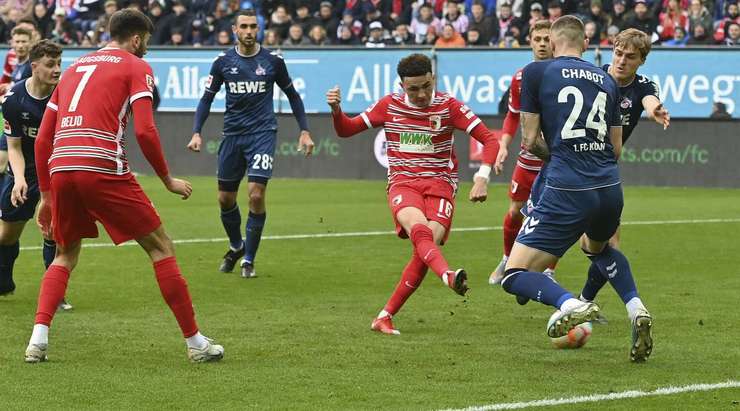 Vào! Ruben Vargas (Augsburg) đã có mặt đúng lúc đúng chỗ để chộp lấy bóng bật ra trong vòng cấm, và anh ấy sút bóng thành bàn. Tỉ số là 1:2.