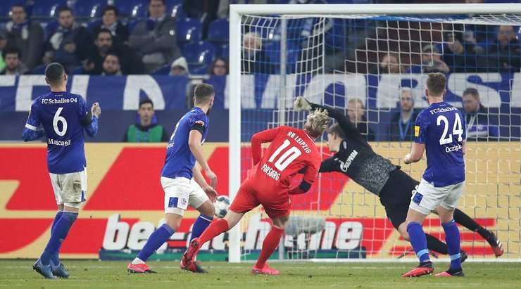 Vào! Christopher Nkunku Emil Forsberg (RB Leipzig), người cho thấy quyết tâm tuyệt vời để đón bóng trước một vài hậu vệ và từ trong vòng cấm tung đưa nó vào góc trái phía dưới 0:5.
