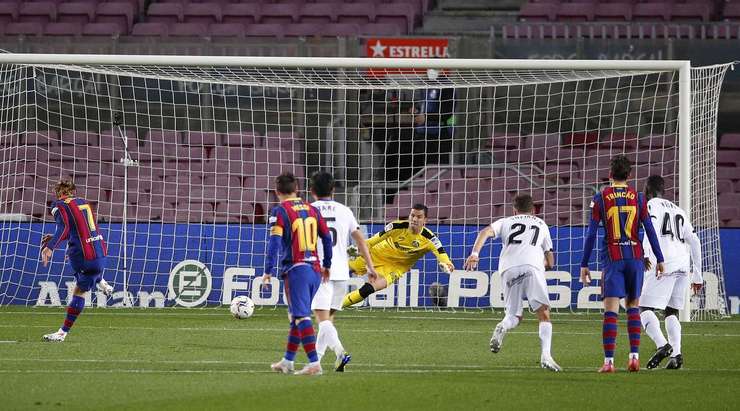 Antoine Griezmann (Barcelona) không cho thủ môn một cơ hội nào để cản phá quả penalty. Cú sút của anh đi chuẩn xác vào góc phải phía dưới, đập cột dọc vào lưới. David Soria đã không thể chạm được tay vào bóng.