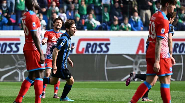 Đó là một bàn thắng! Tỉ số được nâng lên 1:2. Marten de Roon (Atalanta) nhảy lên cao nhất để đón quả tạt hoàn hảo từ Aleksey Miranchuk và tung một cú đánh đầu từ cự li gần vào góc cao bên phải. Thủ môn David Ospina đã hoàn toàn bó tay.