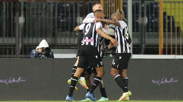 Vào! Isaac Success kiến tạo cho Gerard Deulofeu (Udinese) một đường chuyền tốt trong vòng cấm. Nó cho phép anh ấy dứt điểm với một cú sút hiểm hóc vào phía trong cột dọc bên phải. 0:1.