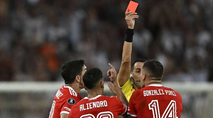Esteban Ostojich thổi còi và Leandro Gonzalez (River Plate) bị rút thẻ vàng thứ hai vì pha phạm lỗi của mình. Huấn luyện viên sẽ không khen ngợi anh ấy và các đồng đội cũng vậy. Rời sân, anh ấy có nhiều thời gian để suy nghĩ về nó.