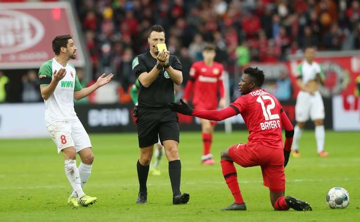 Trọng tài chính Sven Jablonski phạt Edmond Tapsoba (Bayer Leverkusen) một chiếc thẻ vàng.