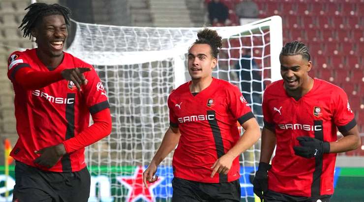 Christopher Wooh (Rennes) đón quả phạt góc và sút bóng vào phía trong cột dọc bên phải.