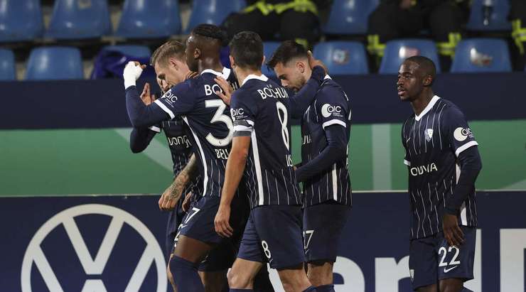 Một pha dứt điểm xuất sắc! Milos Pantovic (Bochum) đón một quả tạt hoàn hảo tới từng centimét trong vòng cấm và tung một cú sút rất mạnh vào phía trong cột dọc bên trái. Chúng tôi thật sự không biết dùng ca từ nào để tôn vinh bàn thắng vừa rồi!