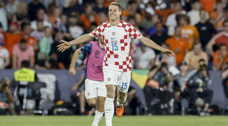 Vào! Luka Ivanusec kiến tạo cho Mario Pasalic (Croatia) một đường chuyền tốt trong vòng cấm. Nó cho phép anh ấy dứt điểm với một cú sút chuẩn xác vào góc phải phía dưới. 1:2.