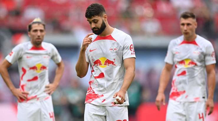 Đó là một bàn phản lưới nhà! Tình huống rất đáng tiếc đối với Josko Gvardiol (RB Leipzig), người đã rất cố gắng ngăn chặn một quả tạt của đối phương vào vòng 5m50, nhưng rốt cuộc anh lại đưa bóng vào lưới. Tỉ số là 2:2.