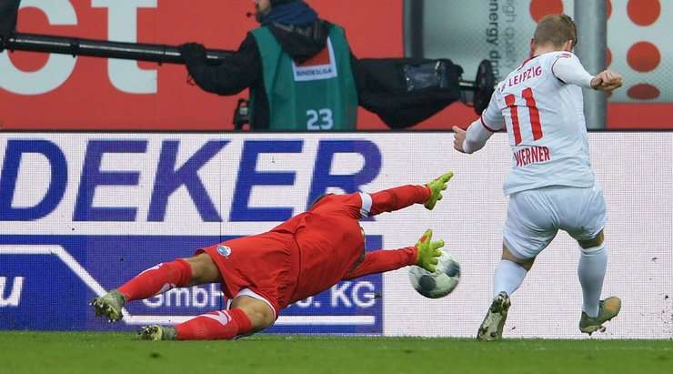 Bóng đã nằm trong lưới! Christopher Nkunku chuyền bóng như đặt cho Timo Werner (RB Leipzig) để cầu thủ này thoát xuống một vị trí rất sâu trong vòng cấm và đánh bại thủ môn một cách gọn gàng. 0:3!