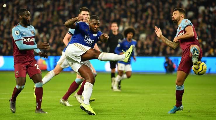 Wes Morgan (Leicester) tìm thấy khoảng trống trong vòng cấm, anh đón được một đường bóng bật ra và tung cú sút về phía khung thành. Thủ môn Lukasz Fabianski đã phản xạ một cách tuyệt vời để cản phá cú sút chìm vào giữa khung thành vừa rồi.