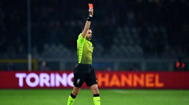 Thẻ đỏ! Wilfried Singo (Torino) đã phải nhận quyết định rời sân từ trọng tài Andrea Colombo sau khi xem xét lại tình huống qua hệ thống VAR.