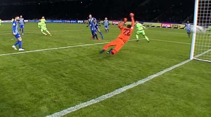 Mark Uth (Schalke) đón một đường chuyền chính xác trong vòng cấm và tung cú sút tuyệt vời vào dưới xà ngang và làm tung lưới.