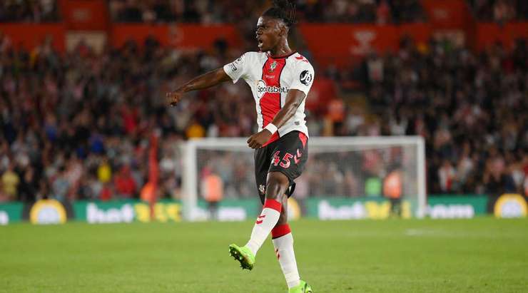 Một bàn thắng đẹp mắt! Romeo Lavia (Southampton) đón quả tạt từ chấm phạt góc và tung một cú sút uy lực từ rìa vòng cấm vào phía trong cột dọc bên phải.