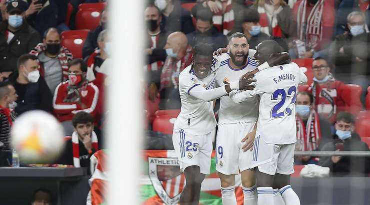 Một tuyệt phẩm ngay ngoài vòng cấm! Karim Benzema (Real Madrid) sút bóng với một tốc độ và lực sút kinh hoàng vào phía trong cột dọc bên phải.