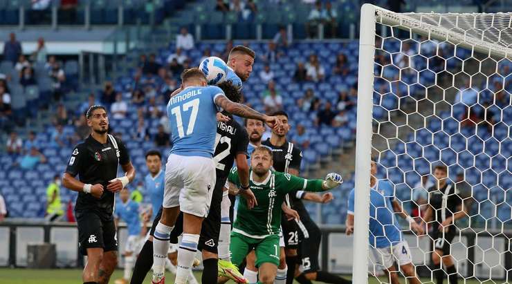 VÀO! Bóng được treo vào từ quả phạt góc và Ciro Immobile (Lazio) chạy chỗ rất tốt để tung một cú đánh đầu hoàn hảo vào góc phải cầu môn. Tỉ số của trận đấu đã được nâng lên: 3:1.