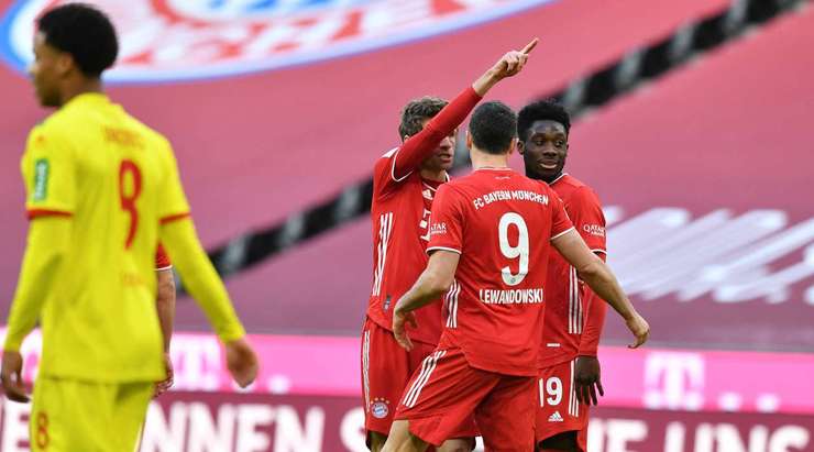 Một cú sút tuyệt đẹp! Robert Lewandowski (Bayern Munich) đón đường chọc khe chuẩn xác của Thomas Muller và làm tung lưới khung thành đối phương với một cú sút không thể cản phá từ rìa vòng cấm. Một bàn thắng tuyệt vời. Tỉ số bây giờ là 3:1.