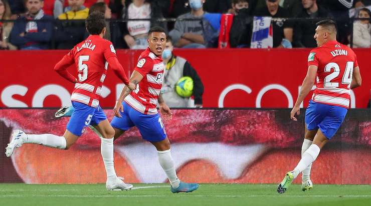 Darwin Machis (Granada CF) thực hiện pha chạm một tuyệt vời để kiểm soát một đường chuyền sắc bén tại rìa vòng cấm và cứa bóng vào phía trong cột dọc bên phải theo đúng phong cách sở trường của mình!