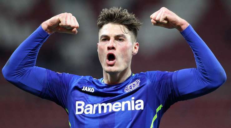 VÀO! Patrik Schick (Bayer Leverkusen) nhận một đường chuyền và quyết định thử vận may của mình từ xa. Cú sút bị một cầu thủ khác làm đổi hướng, vừa đủ để khiến thủ môn Robin Zentner không thể làm gì được. Tỉ số là 0:1.