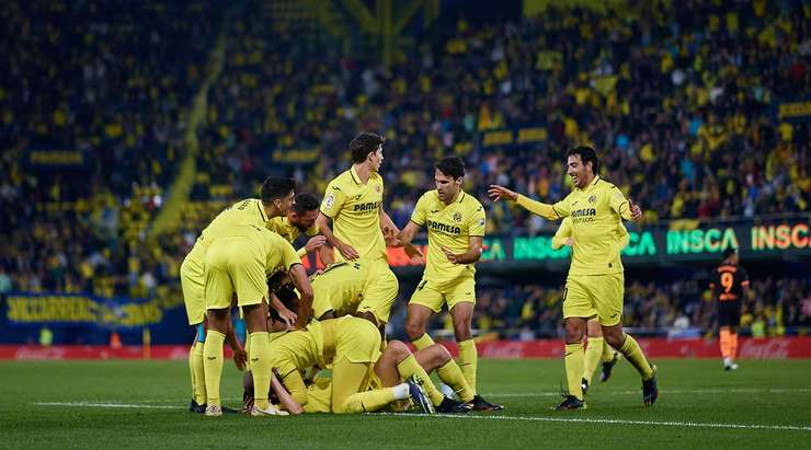 Juan Foyth (Villarreal) đón bóng từ quả phạt góc trước đó và tung cú đánh đầu chuẩn xác, đưa bóng vào lưới trong sự ngỡ ngàng của thủ môn. Các cầu thủ đối phương đang nhìn nhau, dường như họ chưa kịp hiểu chuyện gì đã xảy ra. Ai sẽ là người chịu trách nhiệm? Juan Foyth (Villarreal) đã có lý do để ăn mừng!