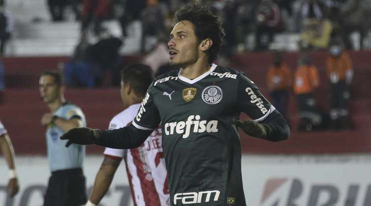 Vào! Raphael Veiga (Palmeiras) sút bóng vào chính giữa khung thành, vượt qua tầm với của thủ môn Hugo Ayala đã lỡ trớn.
