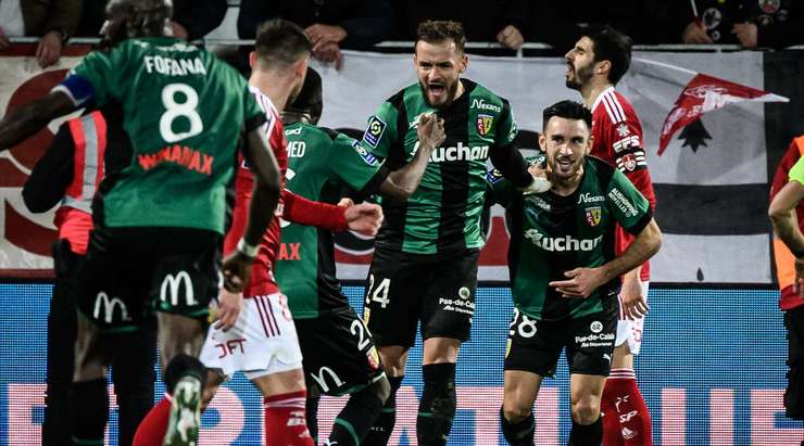 Vào! Jonathan Gradit (Lens) sút bóng bật ra vào nóc lưới sau khi bóng đến chỗ anh ấy trong vòng cấm. Tỉ số là 1:1.