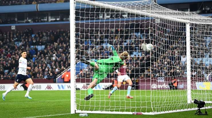 PHẢN LƯỚI NHÀ! Morgan Boyes (Liverpool) có một khoảnh khắc đáng quên khi anh vô tình làm đổi hướng cú sút, và đưa bóng thẳng vào khung thành đội nhà! Tỉ số là: 2:0.