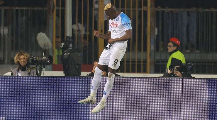 Vào 0:2! Victor Osimhen (Napoli) đệm bóng thành bàn từ cự li gần sau khi bóng bật ra tới hướng di chuyển của anh ấy.