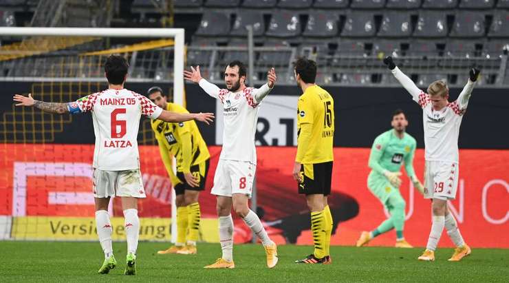 Các cầu thủ phòng ngự đã dành cho Levin Oztunali (Mainz) quá nhiều khoảng trống và họ đã phải trả giá. Cầu thủ này có một cú sút trái phá về phía góc cao bên phải. Thủ môn Roman Burki trong một giây phút thiếu tập trung đã không thể phản ứng kịp thời, và tỉ số là 0:1.