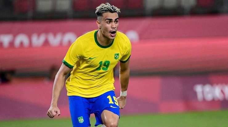 Vào! Reinier (Brazil) tinh quái dừng lại một nhịp trước khi sút, chờ cho thủ môn Guillermo Ochoa đổ người trước khi bình tĩnh đưa bóng vào góc thấp bên phải.