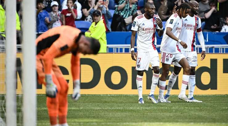 Tỉ số là 6:1! Bradley Barcola chuyền bóng cho Moussa Dembele (Lyon) trong vòng cấm, người không bị ai kèm và sút bóng vào bên phải mành lưới.