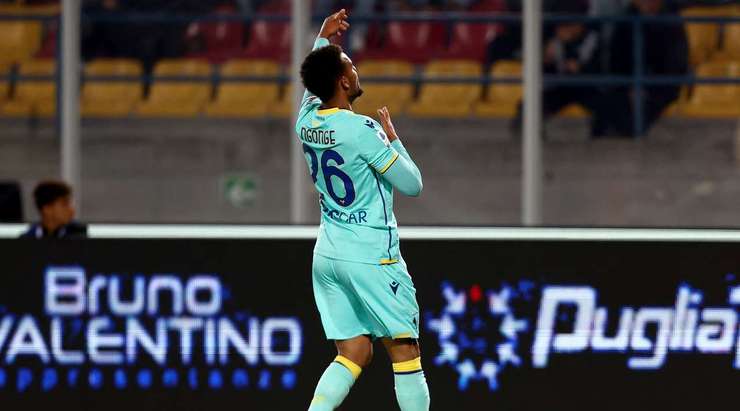 Một khoảng khắc ngoạn mục! Cyril Ngonge (Verona) liên tiếp đi bóng vượt qua các hậu vệ đối phương và có đủ khoảng trống để tung một cú sút xa cực mạnh về phía khung thành. Các cổ động viên đã vỡ òa cảm xúc khi bóng đi thẳng vào góc thấp bên trái mành lưới. Bảng tỉ số đã được cập nhật: 0:1.