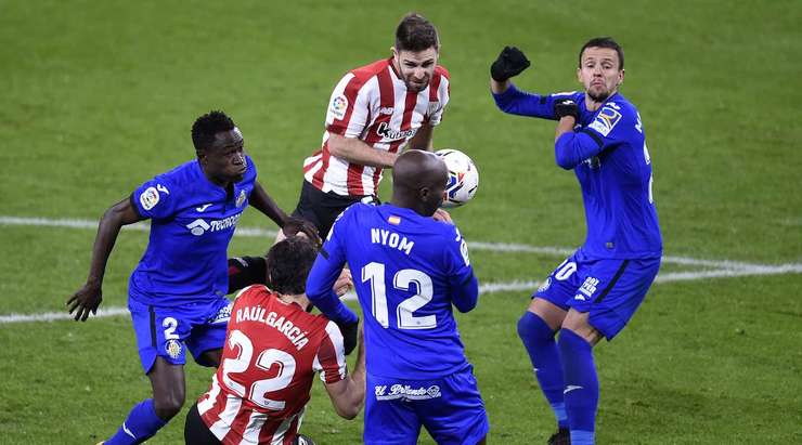 Yeray Alvarez (Ath Bilbao) bật cao hơn hàng phòng ngự đối phương tại trung tâm vòng cấm và đón quả đá phạt từ Iker Muniain. Anh ấy đưa bóng vào góc phải mành lưới với một cú đánh đầu dũng mãnh và thay đổi tỉ số thành 2:1.