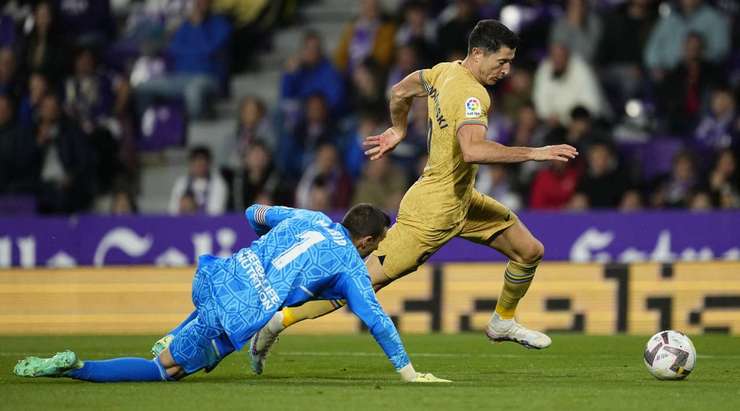 Robert Lewandowski (Barcelona) được giải vây bởi Frenkie de Jong, anh lao vào vòng cấm và tung cú sút tuyệt đẹp vào lưới sau khi đối đầu với thủ môn.