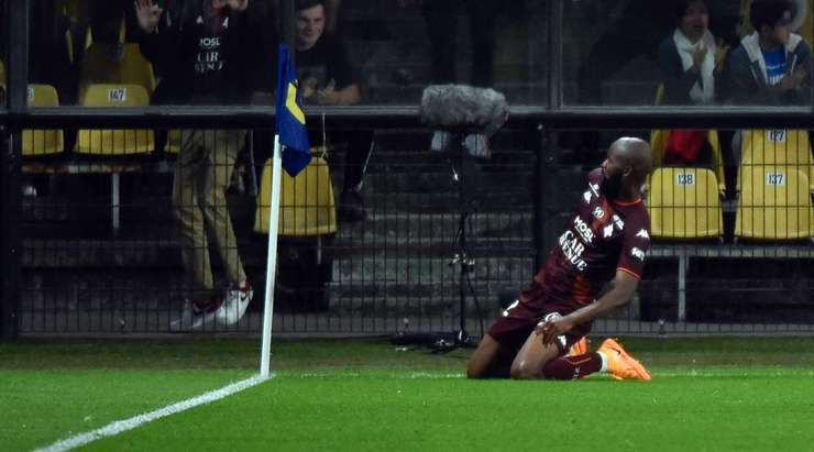 Vào! Fali Cande chuyền cho Didier Lamkel Ze (Metz) với một quả tạt hoàn hảo, người không gặp khó khăn để đánh đầu vào lưới trống. Tỉ số là 1:0.