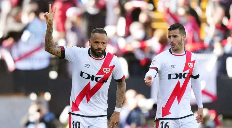 Bebe (Rayo Vallecano) ghi bàn! Anh ấy đón đường chuyền của đồng đội và tung một cú sút hoàn hảo từ rìa vòng cấm, bóng vượt qua thủ môn và đi thẳng vào nóc lưới.