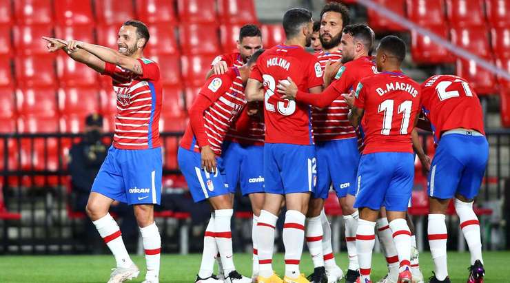 Roberto Soldado (Granada CF) nhận một đường chuyền tốt và sút bóng mạnh từ cự ly tầm trung về phía góc cao bên phải khung thành, không cho thủ môn cơ hội nào.