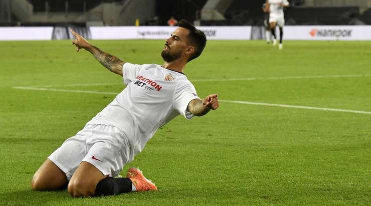 Vào! Suso (Sevilla) có đủ khoảng trống trong vòng cấm để đón một đường chuyền từ Sergio Reguilon và dứt điểm gọn gàng vào phía trong cột dọc bên phải. 1:1.