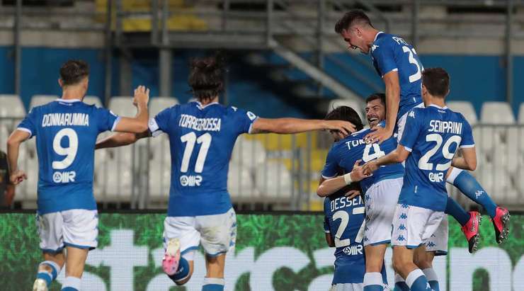 Tỉ số là 2:1! Alfredo Donnarumma chuyền bóng cho Jaromir Zmrhal (Brescia) trong vòng cấm, người không bị ai kèm và sút bóng vào góc trái phía dưới.