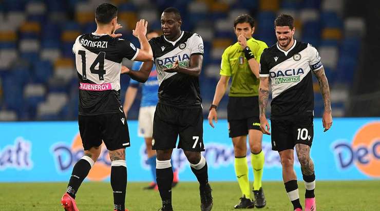 Stefano Okaka (Udinese) nhận một đường chuyền thú vị bên trong vòng cấm và anh tung một cú sút chìm chuẩn xác vào góc thấp bên trái khung thành. Một pha dứt điểm hiểm hóc!