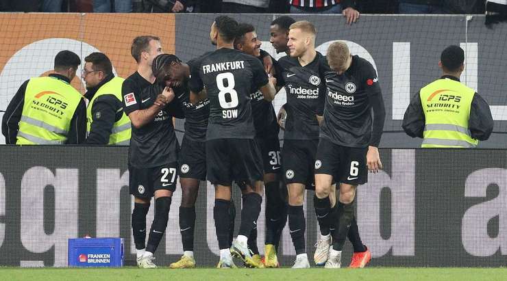 Vào! Ansgar Knauff (Eintracht Frankfurt) đã có mặt đúng lúc đúng chỗ để lấy bóng bật ra trong vòng cấm, và anh ấy sút bóng đi chìm vào phía trong cột dọc bên phải. Tỉ số là 1:2.