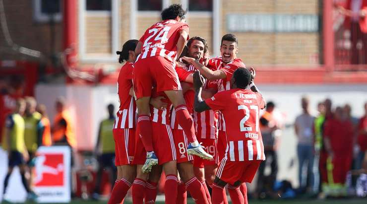 Robin Knoche (Union Berlin) bật cao và đánh bại thủ môn đối phương với một cú đánh đầu hoàn hảo. Bóng đi rất hiểm hóc vào mép trong cột dọc bên trái.