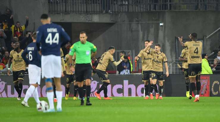 Vào! Przemyslaw Frankowski (Lens) sút bóng bật ra vào góc trái phía dưới sau khi bóng đến chỗ anh ấy trong vòng cấm. Tỉ số là 1:0.
