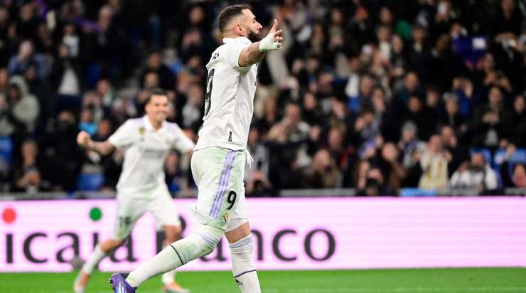Vào! Karim Benzema (Real Madrid) giành chiến thắng trên chấm phạt đền bằng một cú sút không thể cản phá, vượt qua tầm với của thủ môn Edgar Badia vào góc cao bên phải.