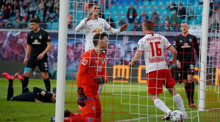 Vào! Lukas Klostermann (RB Leipzig) ghi bàn sau một pha kiến tạo bởi Patrik Schick cho phép anh ấy đưa bóng vào lưới trống. Tỉ số là 1:0.