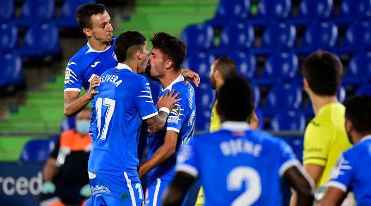 Hugo Duro (Getafe) ghi bàn từ một vị trí khó. Anh ấy bật cao để đón quả tạt và đánh đầu đập đất vào phía trong cột dọc bên trái. Một pha dứt điểm xuất sắc.