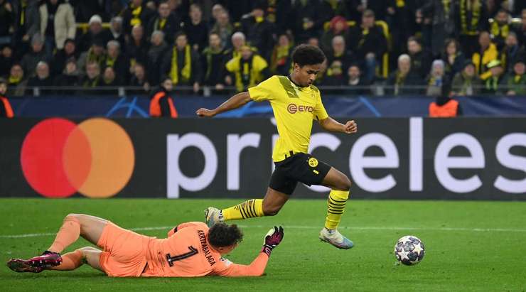 VÀO! Karim Adeyemi (Dortmund) nhận bóng sau một tình huống phản công chớp nhoáng. Dù vẫn còn nhiều hậu vệ đối phương trước mặt, anh đảo bóng như rang lạc và ghi một bàn thắng đẹp mắt từ cự ly gần, nâng tỉ số lên 1:0.