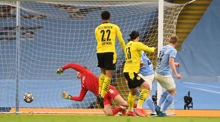 Vào! Riyad Mahrez thực hiện một đường chuyền đến chân Kevin De Bruyne (Manchester City) và cầu thủ này tung một cú sút chìm từ trong vòng cấm, làm tung lưới khung thành đối phương. Tỉ số là 1:0.